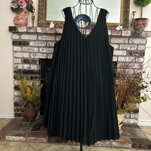 NWOT Banana Republic Women’s Black Pleated Mini Dress Sleeveless V-Neck